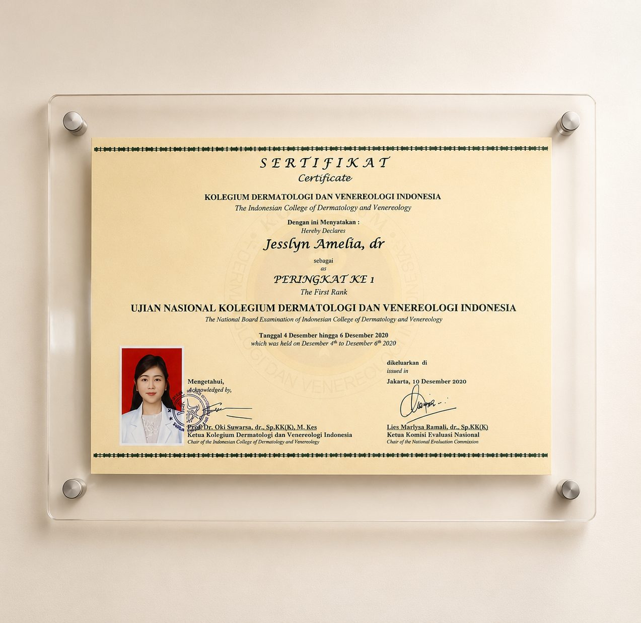 Certificate awarding dr. Jesslyn Amelia First Rank in the Indonesian College of Dermatology and Venereology (Perdoski) National Board Examination