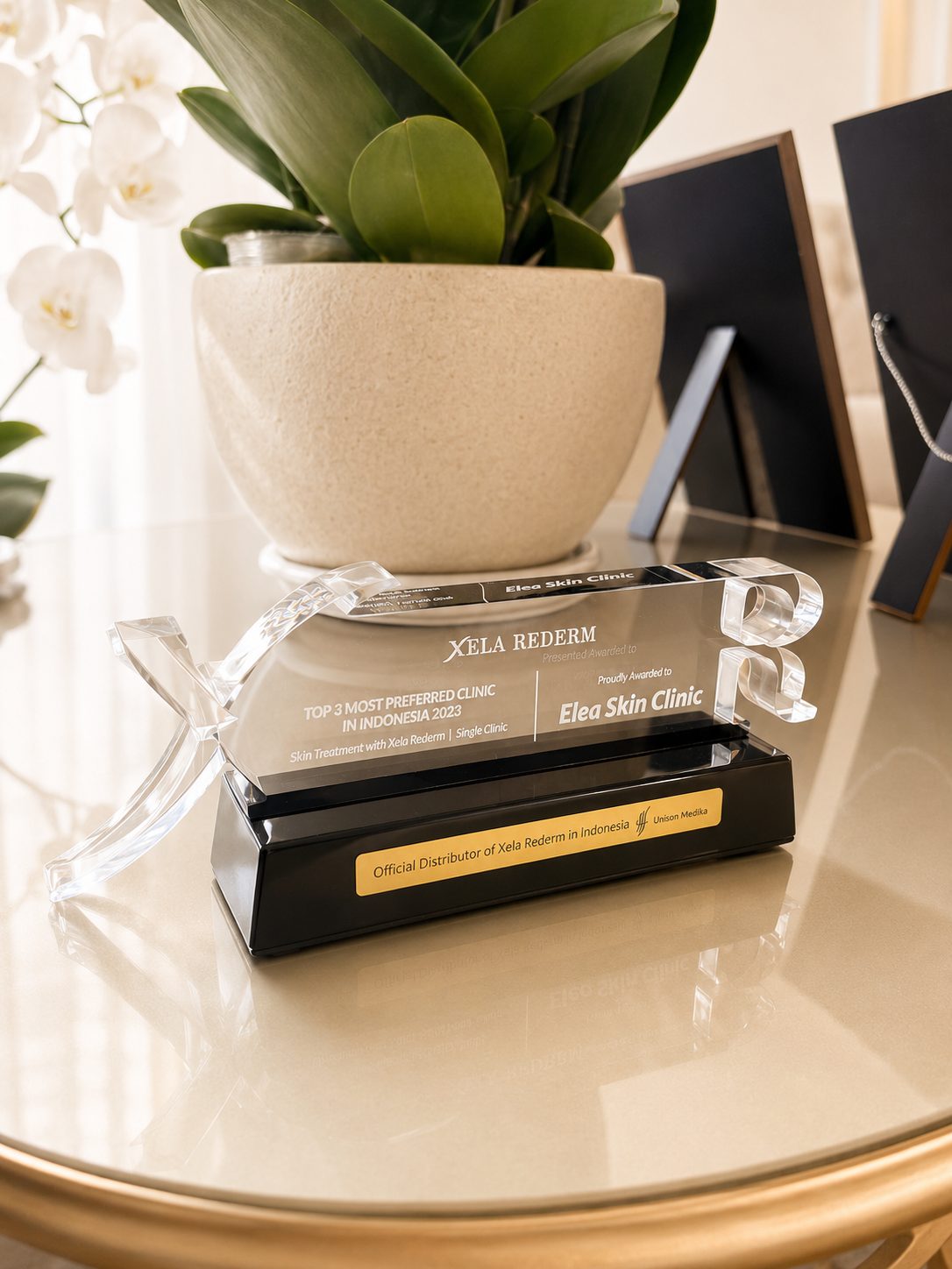 Xela Rederm Top 3 Most Preferred Clinic in Indonesia 2023 award presented to Elea Skin Clinic